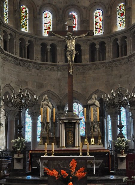 Le maître-autel de la cathédrale est enrichi