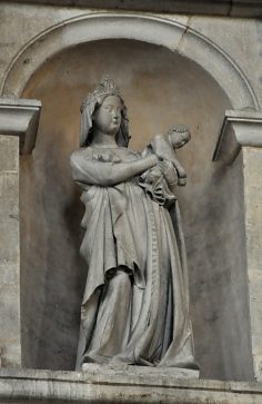 Vierge à l'Enfant dans le triforium du chœur