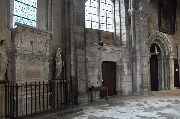 Vue du déambulatoire sud avec, sur la gauche, le monument illustrant la translation des reliques de saint Mammès.