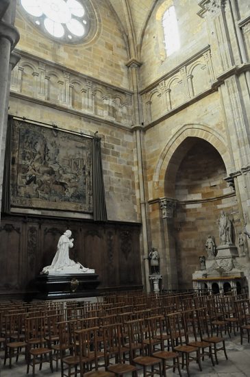 Le transept nord et l'absidiole qui abrite l'autel Saint-Didier.