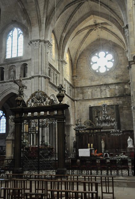 Le transept sud et l'une des deux grilles qui ferment le chœur (exécutées en 1717)