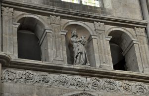 Triforium sud avec une statue de la Vierge du XVe siècle.
