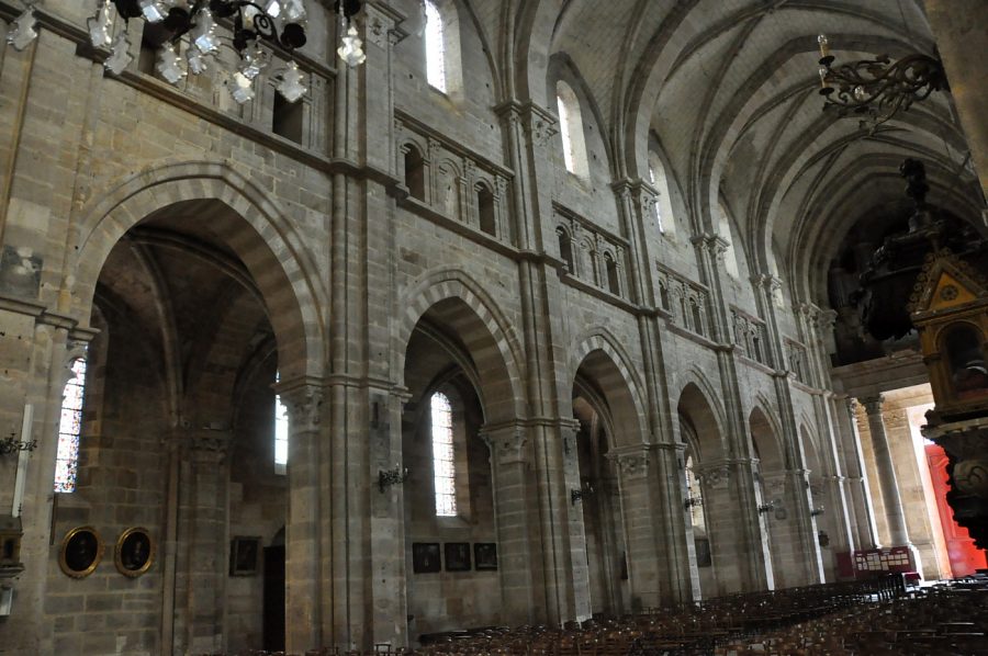 Élévations sud de la nef vues depuis le transept nord.