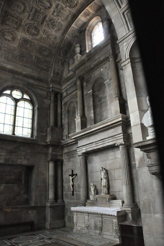 L'autel de la chapelle Sainte-Croix.