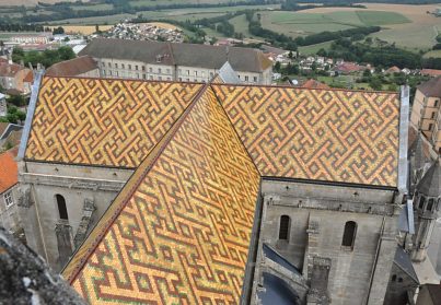 Les toits de la cathédrale sont couverts en ardoise bourguignonne.