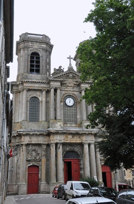 La façade de la cathédrale Saint-Mammès.