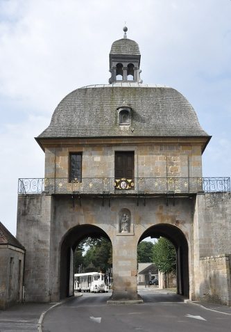 La Porte des Moulins (XVIIe siècle) et sa statue de la Vierge à l'Enfant.