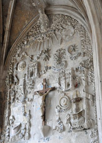 Vue d'ensemble du bas-relief en calcaire des Litanies  de la Vierge