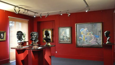 Une salle du musée avec des œuvres de Camille Claudel