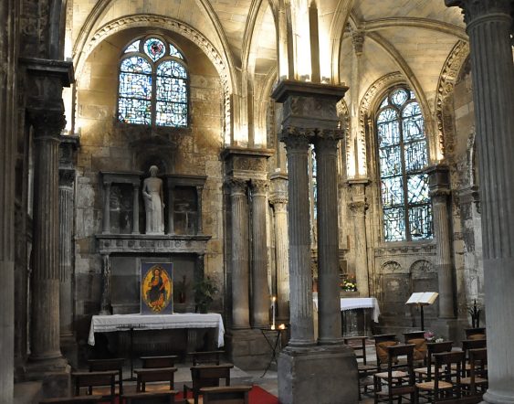 Vue d'ensemble de la chapelle absidiale nord depuis l'autel annexe. 