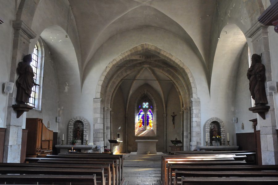 Vue d'ensemble de la nef de l'église Saint-Pierre-et-Saint-Paul à Cour 