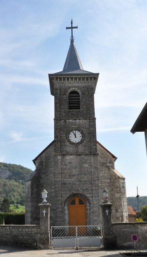 La façade et le clocher de l'église de Cour
