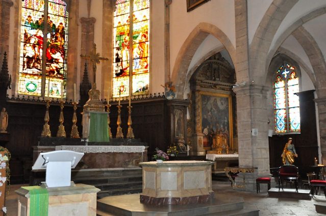 Vue d'ensemble du chœur et de l'autel de la Vierge