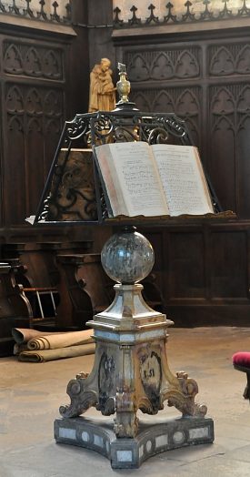 Lutrin de marbre, bronze et fer dans le chœur