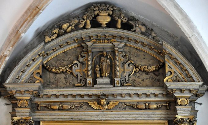 Le haut du retable baroque de l'autel de la Vierge