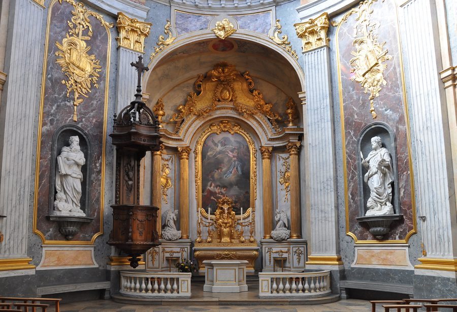 Le chœur de la chapelle Notre-Dame du Refuge et son somptueux décor  baroque (XVIIIe siècle)