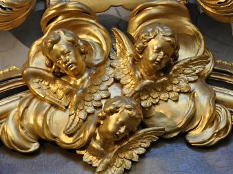 Les angelots baroques d'une boiserie dorée d'un tableau