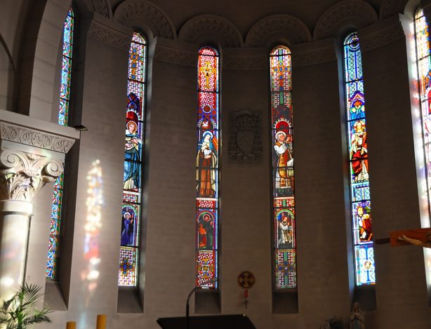Les vitraux de l'abside sont parmi les plus travaillés  de l'église