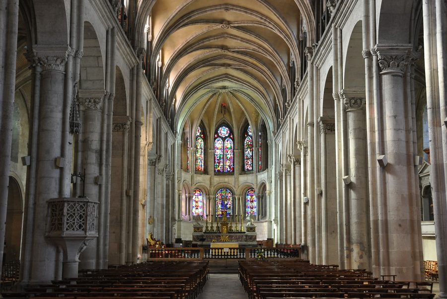 Vue d'ensemble de la nef et du chœur roman de la cathédrale Saint–Jean.