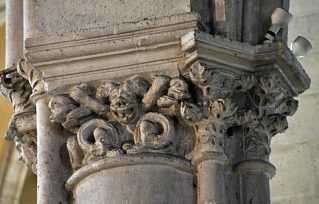 Chapiteau roman du XIIe siècle sur une pile de la nef.