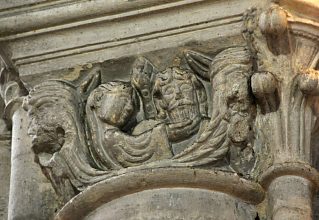 Chapiteau roman du XIIe siècle sur une pile de la nef.