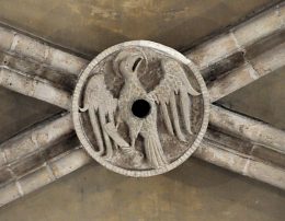 Clé de voûte dans la nef : l'aigle de saint Jean tient un phylactère dans l'une de ses serres