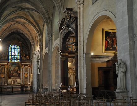 Le collatéral sud, vu ici en direction de l'abside du Saint-Suaire.