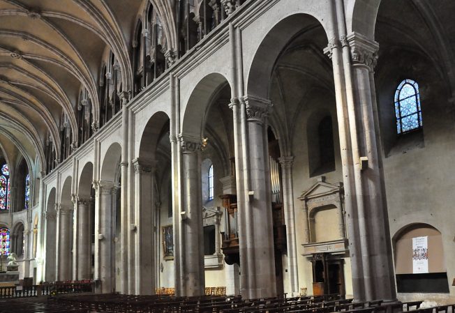 Photo de l'architecture n° 1 : la nef, les arcades nord et les  fenêtres romanes.