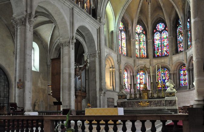 Le chœur roman et le bas-côté sud avec l'orgue de  chœur.
