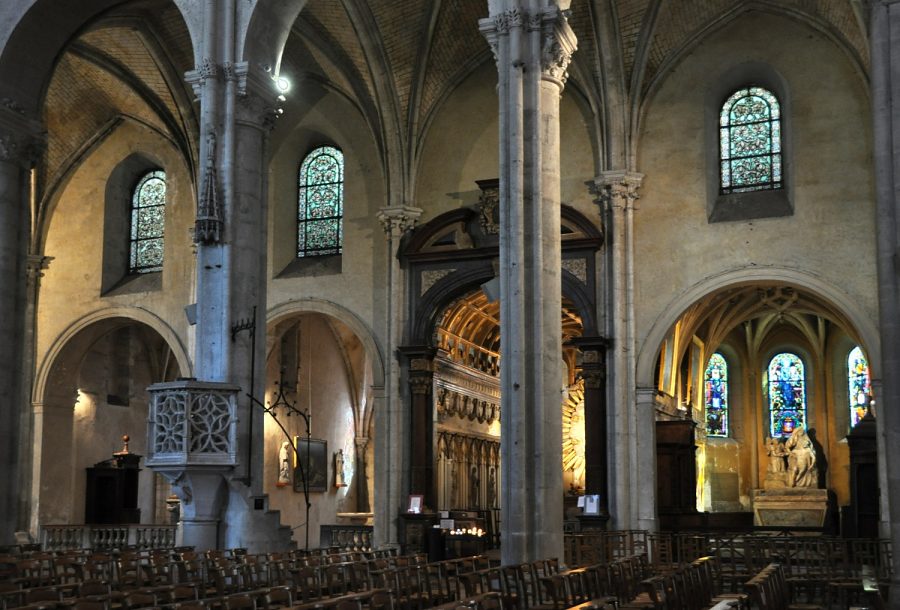 La nef et quatre des cinq chapelles latérales sud.