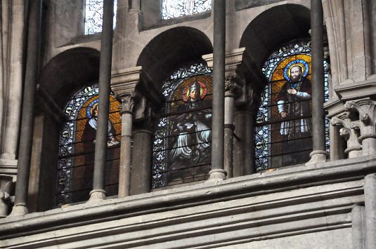 Photo de l'architecture n°4 : Le faux triforium avec les vitraux  du XIXe siècle.