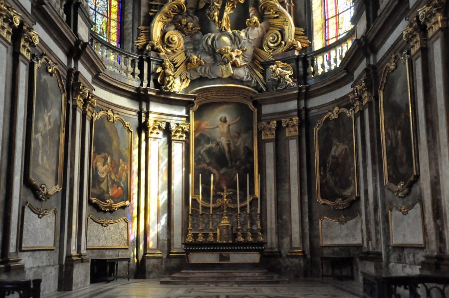 L'abside du Saint–Suaire et ses tableaux du XVIIIe siècle a été conçue par l'architecte Germain Boffrand.