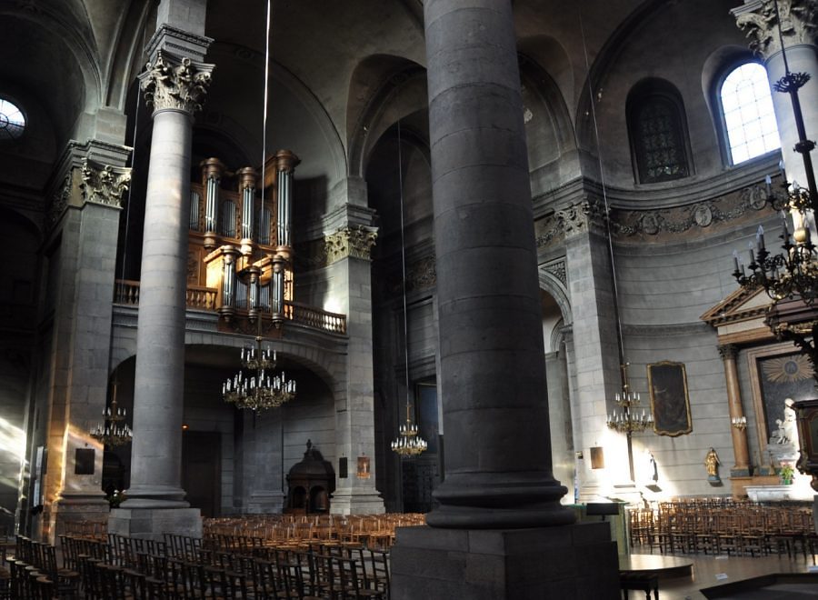 La nef et l'orgue de tribune vus depuis l'autel latéral nord