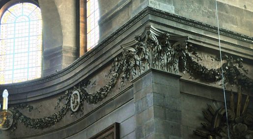 Corniche et pilastre corinthien dans le chœur