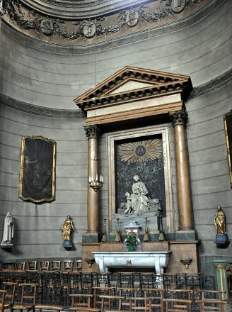 Le croisillon nord du transept avec autel, groupe sculpté, tableaux  et statues