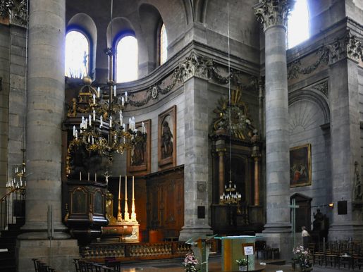 Le chœur et l'autel latéral sud dédié à saint Prothade