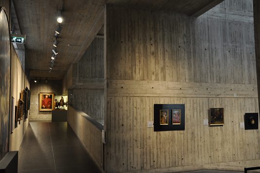 Aspect du musée avec ses parois de béton et ses tableaux