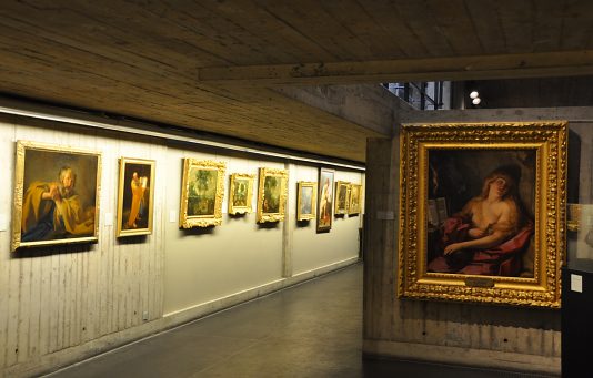 Couloir et tableaux du musée