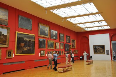 La grande salle et ses tableaux du XIXe siècle