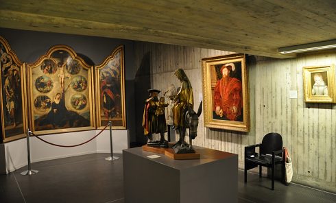 Une salle du Moyen Âge avec le triptyque de Notre–Dame–des–Sept–Douleurs