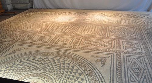 Une partie de l'une des mosaïques romaines découvertes lors de fouilles à Besançon