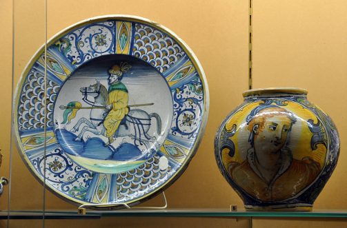 Plat (faïence de Deruta) et vase globulaire (Venise)