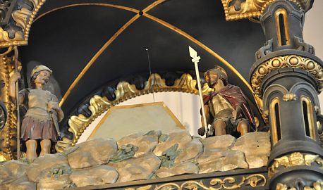 Deux soldats romains montent la garde devant le tombeau du Christ