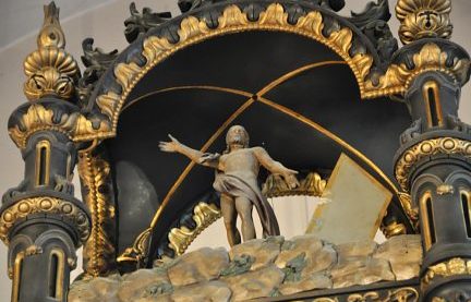 L'heure sonne : le Christ ressuscité sort de son tombeau