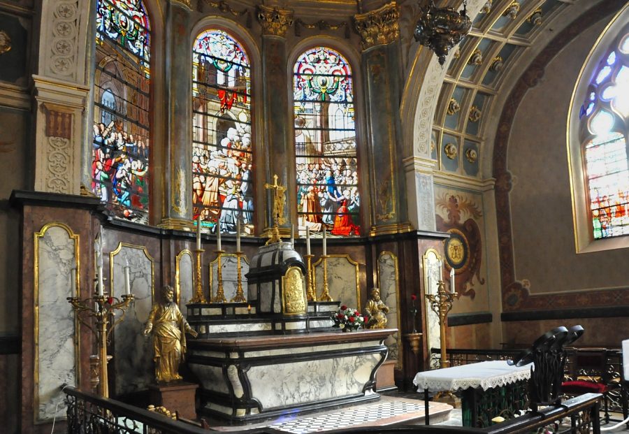 L'autel de la Sainte–Chapelle et le vitrail du miracle de l'hostie de Faverney par l'atelier Gsell–Laurent (vers 1875).