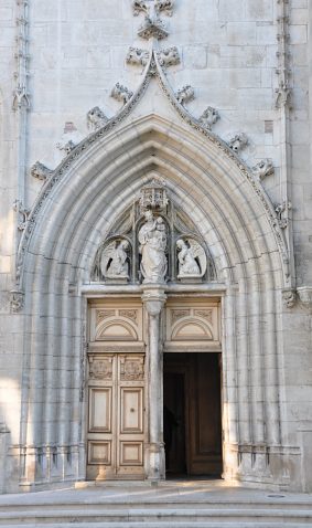 Le portail nord est en gothique flamboyant (achevé en 1554).