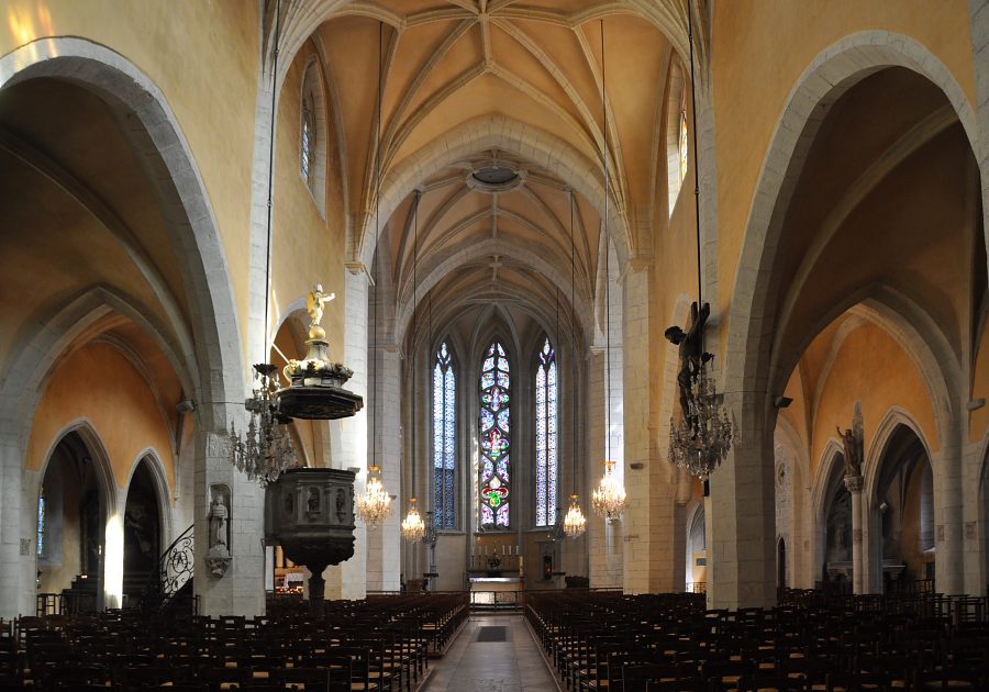 Vue d'ensemble de l'église Notre-Dame à Gray : une nef et deux bas-côtés enrichis de chapelles latérales Vue d'ensemble de l'église Notre-Dame à Gray : une nef et deux bas-côtés enrichis de chapelles latérales