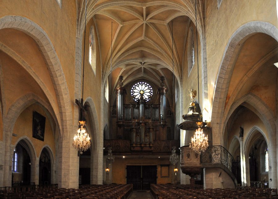 La nef et l'orgue de tribune vus du chur La nef et l'orgue de tribune vus du chur