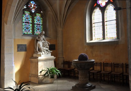 La chapelle de Vandenesse (absidiole sud) abrite les fonts baptismaux du XIXe siècle.