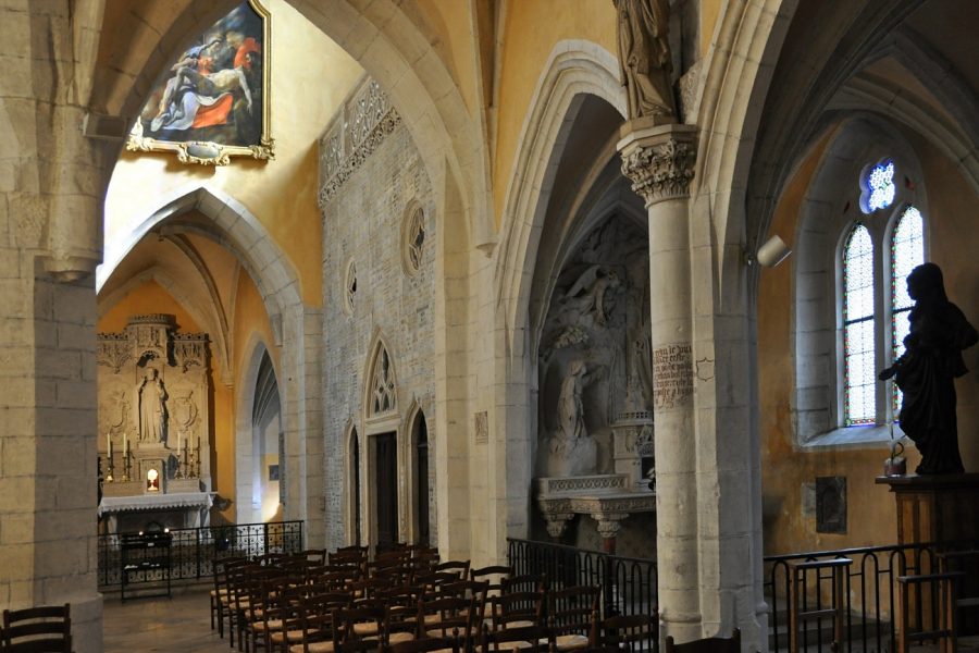 Le bas–côté sud avec la chapelle latérale du Sacré Cœur à droite